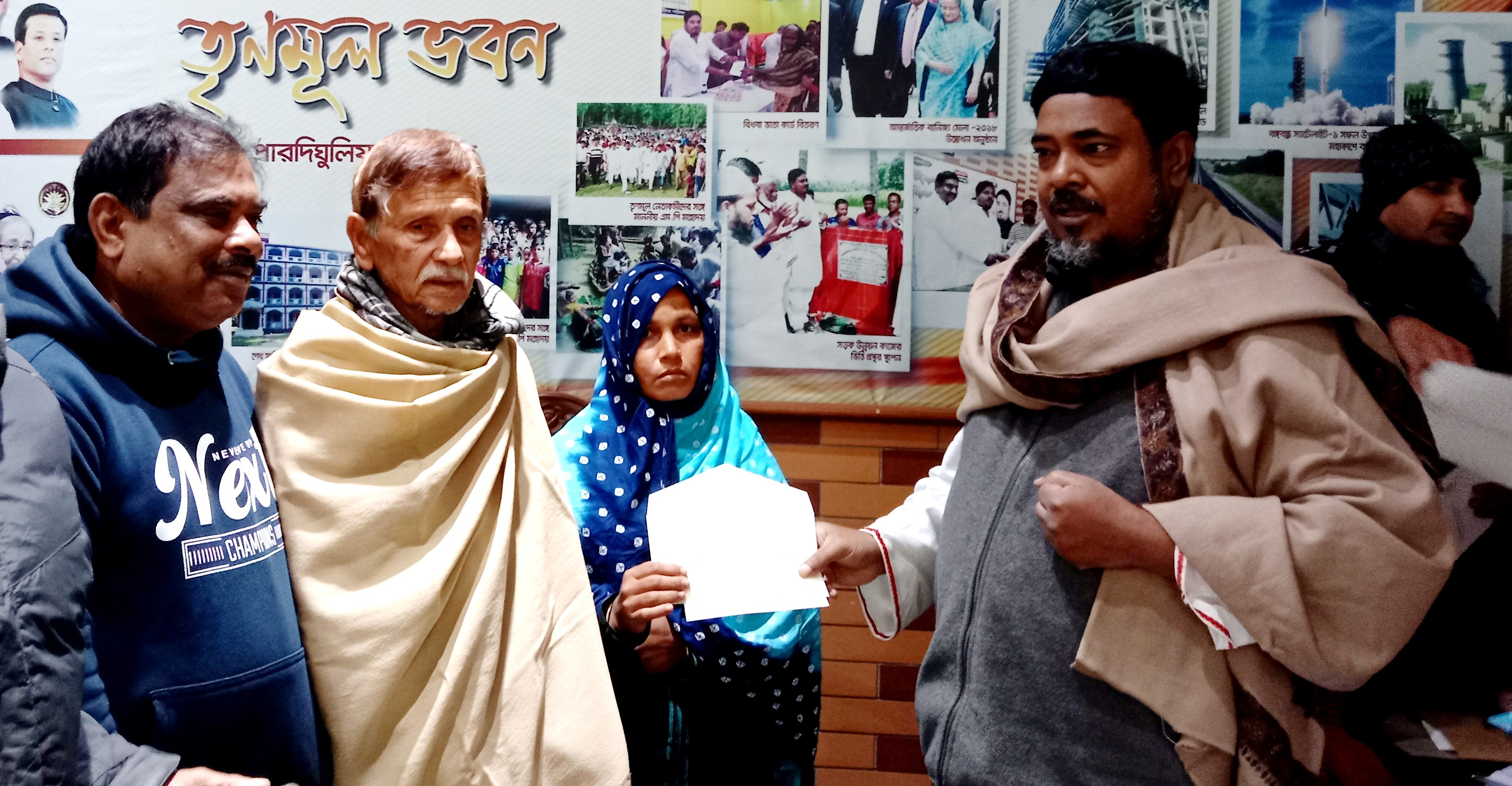 টাঙ্গাইলে প্রধানমন্ত্রীর ত্রাণ তহবিল থেক